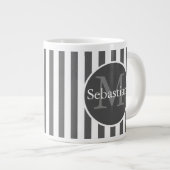 Mannelijk gestreept gepersonaliseerd monogram grote koffiekop (Voorkant rechts)