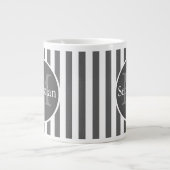 Mannelijk gestreept gepersonaliseerd monogram grote koffiekop (Voorkant)