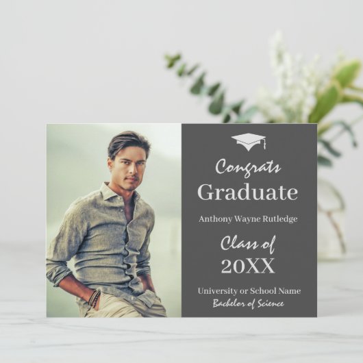 Mannelijke afstudeerfoto-aankondiging en feestje aankondiging (Staand voorkant)