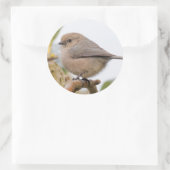 Mannelijke boer op de perenboom ronde sticker (Tas)