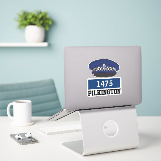 Mannelijke Britse politieagent Flat Pet met naam e Sticker (Laptop op bureau)