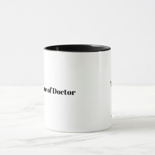 Mannelijke dokter geeft duim op koffie Mok (Midden)