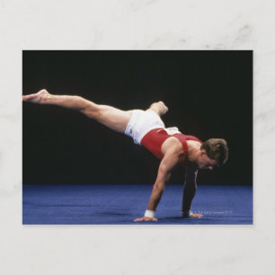 Mannelijke gymnast die een routine in de vloer vor briefkaart