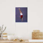 Mannelijke gymnast die op de vloer werkt 2 poster (Keuken)