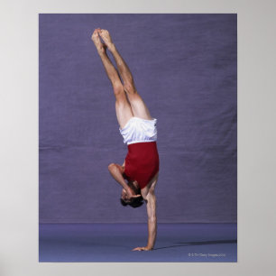 Mannelijke gymnast die op de vloer werkt 2 poster