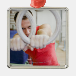 Mannelijke gymnast op ringen metalen ornament