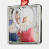 Mannelijke gymnast op ringen metalen ornament (Links)