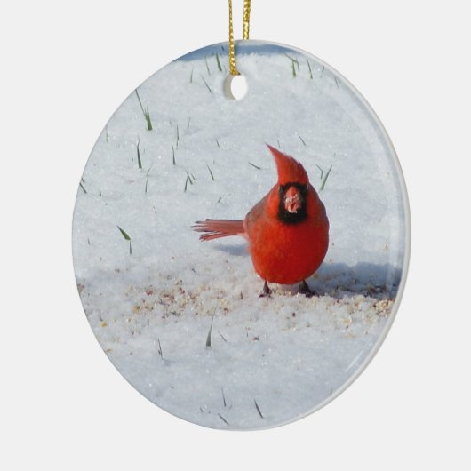 Mannelijke kardinaal in sneeuwkeramisch sierlijk keramisch ornament (Links)