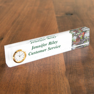 Mannelijke kardinaal in Springtime Naambordje