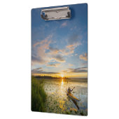 Mannelijke kayaker zee kayak op stilstaand water klembord (Links)