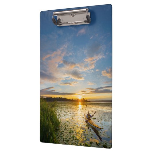 Mannelijke kayaker zee kayak op stilstaand water klembord (Links)