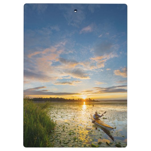 Mannelijke kayaker zee kayak op stilstaand water klembord (Achterkant)