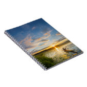 Mannelijke kayaker zee kayak op stilstaand water notitieboek (Rechterzijde)