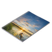 Mannelijke kayaker zee kayak op stilstaand water notitieboek (Linkerzijde)