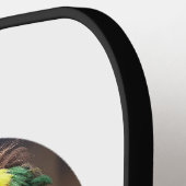 Mannelijke leeuw gekleed in rastafariaanse outfit pickleball paddle (Links Detail)