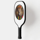 Mannelijke leeuw gekleed in rastafariaanse outfit pickleball paddle (Links)
