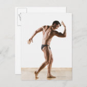 Mannelijke lichaamsbouwer verbuigt en stelt 2 briefkaart (Voorkant / Achterkant)