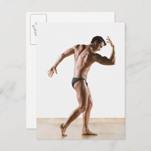Mannelijke lichaamsbouwer verbuigt en stelt 2 briefkaart (Voorkant / Achterkant)