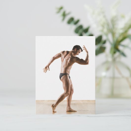 Mannelijke lichaamsbouwer verbuigt en stelt 2 briefkaart (Staand voorkant)