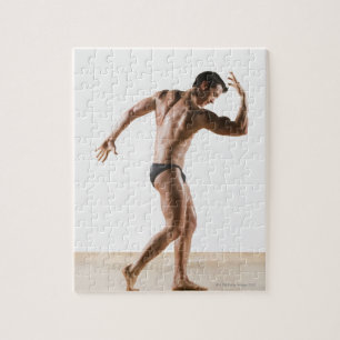 Mannelijke lichaamsbouwer verbuigt en stelt 2 legpuzzel