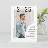 Mannelijke Minimalistische Afstuderen Uitnodiging (Staand voorkant)