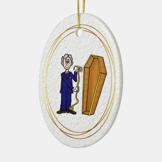 Mannelijke Morticiër die Coffin Ornament meet (Links)