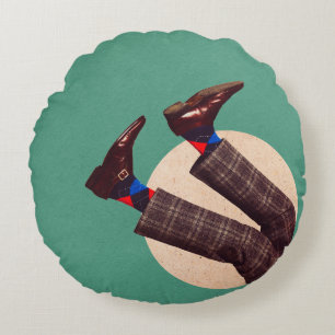 Mannelijke poten die rond stapelen op pastelgeomet rond kussen