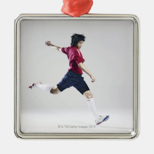Mannelijke voetbalspeler die zich voorbereidt op d metalen ornament