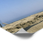 Mannelijke volleybalspeler springt naar een piek poster (Hoek)