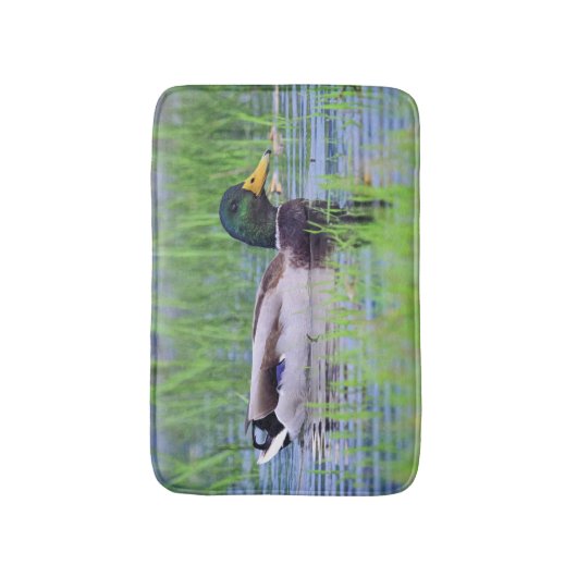 Mannelijke wilde eend die op het water drijft badmat (Voorkant Verticaal)