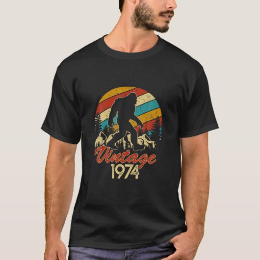 Mannen Bigfoot geboren in 1974  Sasquat op zondag T-shirt (Voorkant)