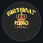 Mannen BIRTHDAY KING Ronde Sticker<br><div class="desc">Mannen BIRTHDAG KIESTEUF. Perfect gift voor je vader,  moeder,  papa,  mannen,  vrouwen,  vriend en familieleden op de dag van de Thanksgiving,  kerstdag,  Moederdag,  vaderdag,  4 juli,  1776 Onafhankelijke dag,  Veteranendag,  Halloween Dag,  Patrick's Day</div>