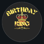 Mannen BIRTHDAY KING Ronde Sticker<br><div class="desc">Mannen BIRTHDAG KIESTEUF. Perfect gift voor je vader,  moeder,  papa,  mannen,  vrouwen,  vriend en familieleden op de dag van de Thanksgiving,  kerstdag,  Moederdag,  vaderdag,  4 juli,  1776 Onafhankelijke dag,  Veteranendag,  Halloween Dag,  Patrick's Day</div>