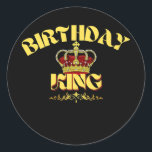 Mannen BIRTHDAY KING Ronde Sticker<br><div class="desc">Mannen BIRTHDAG KIESTEUF. Perfect gift voor je vader,  moeder,  papa,  mannen,  vrouwen,  vriend en familieleden op de dag van de Thanksgiving,  kerstdag,  Moederdag,  vaderdag,  4 juli,  1776 Onafhankelijke dag,  Veteranendag,  Halloween Dag,  Patrick's Day</div>