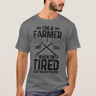 Mannen boer stopt niet wanneer het stopcontact wor t-shirt