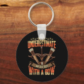 Mannen Bowhunter onderschat nooit een oud Man met Sleutelhanger (Voorkant)