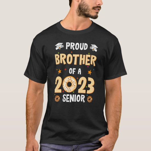 Mannen Broeder Afstuderen, klasse 2023 Senior Grad T-shirt (Voorkant)