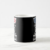 Mannen conservatieve vader probeert geen liberale koffiemok (Center)