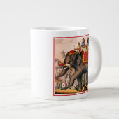 Mannen die een circusact uitvoeren met een olifant grote koffiekop (Voorkant rechts)