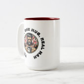 Mannen die graag koffie met twee handen drink tweekleurige koffiemok (Voorkant links)