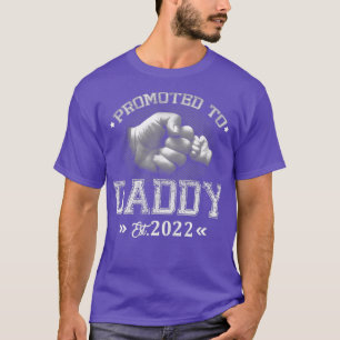 Mannen die naar papa 2022 zijn gepromoot en binnen t-shirt
