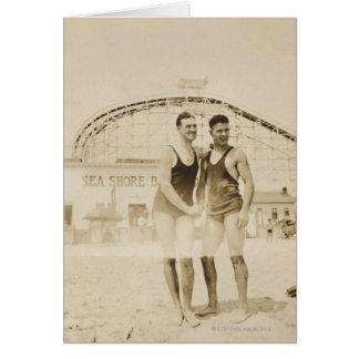 Mannen die op strand staan
