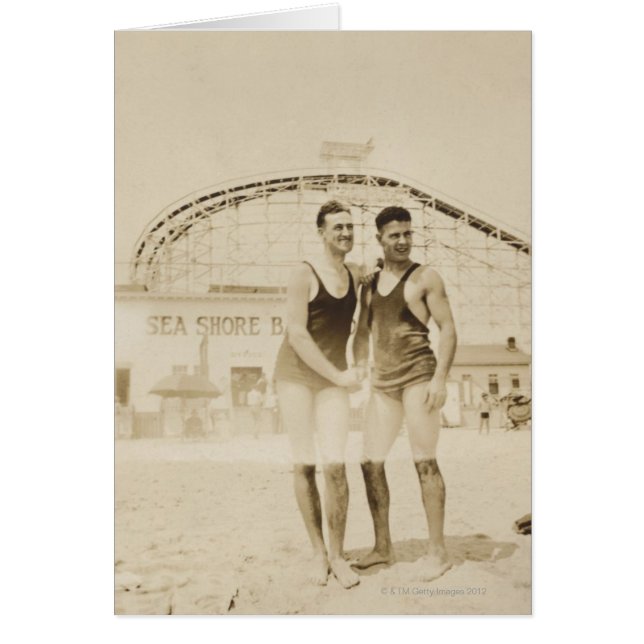 Mannen die op strand staan (Voorkant)