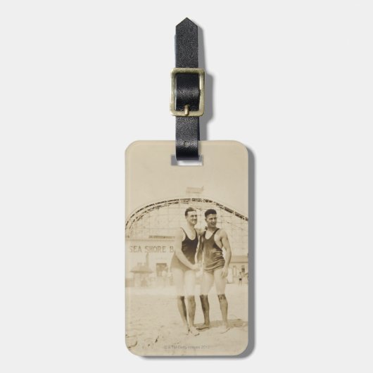 Mannen die op strand staan bagagelabel (Voorkant verticaal)