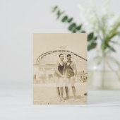 Mannen die op strand staan briefkaart (Staand voorkant)