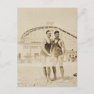 Mannen die op strand staan briefkaart
