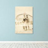 Mannen die op strand staan canvas afdruk (Insitu (Houten vloer))