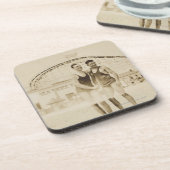 Mannen die op strand staan drankjes onderzetter (Linkerzijde)