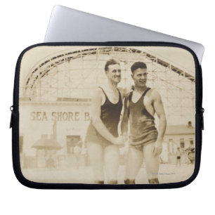 Mannen die op strand staan laptop sleeve