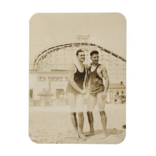 Mannen die op strand staan magneet